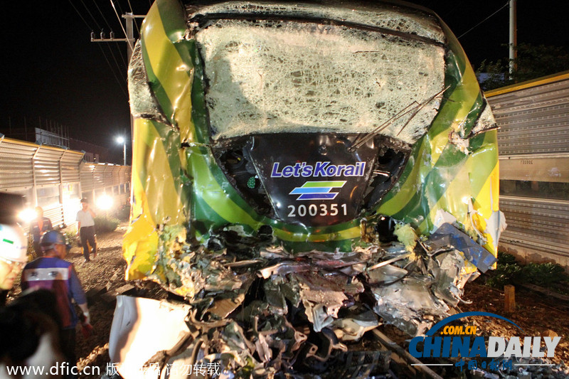 韩国两辆列车迎头相撞 致1死83伤（组图）