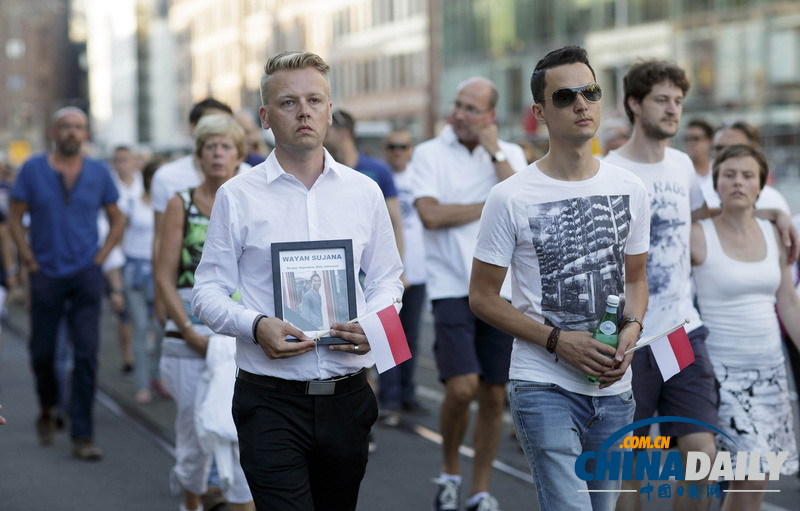 荷兰民众穿白衣“静默游行” 悼念马航MH17遇难者
