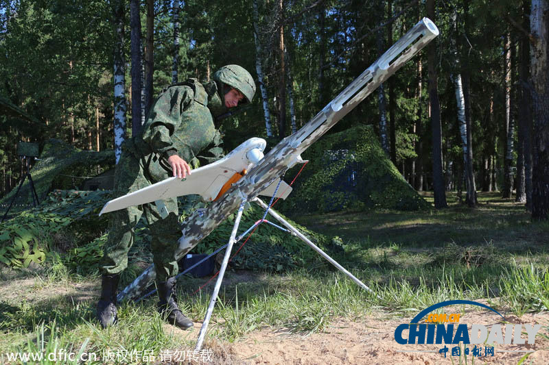 俄防长视察战略导弹部队秀肌肉 移动地面导弹系统曝光