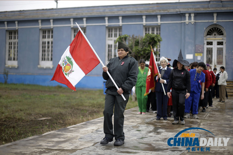 秘鲁精神病院病人“阅兵游行” 提前庆祝国庆日