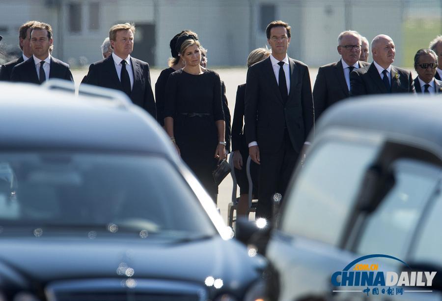 马航MH17首批遇难者遗体抵荷兰 国王首相迎接