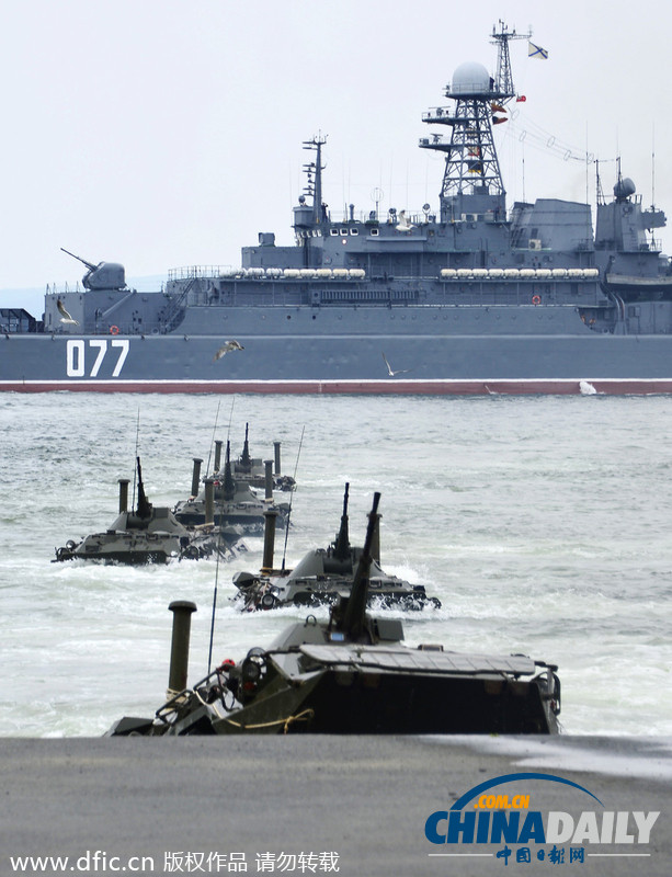 俄罗斯军队举行海军日阅兵彩排 登陆舰鱼雷亮相
