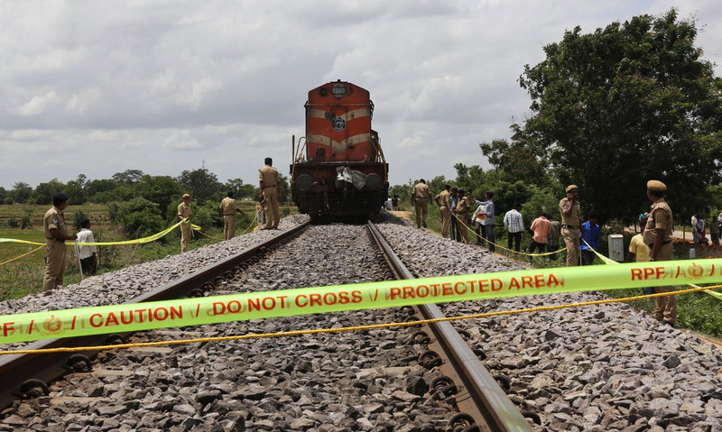 印度一列火车与校车相撞 致12名儿童死亡