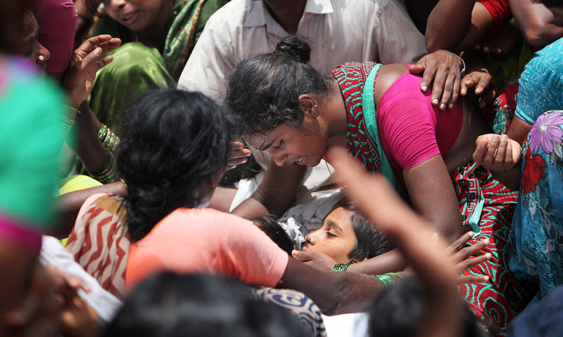 印度一列火车与校车相撞 致12名儿童死亡