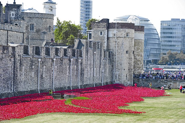 英国用陶瓷罂粟花装点伦敦塔 纪念一战百年