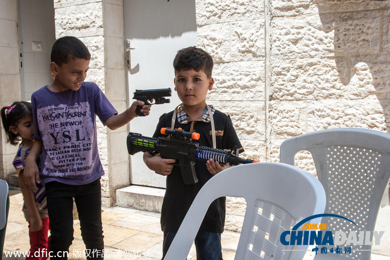 巴勒斯坦迎开斋节 儿童在炮火声中玩枪战游戏