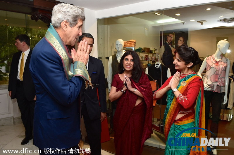 美国务卿克里访问印度 获美女赠围巾眉开眼笑