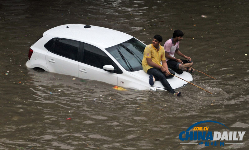 印度多地遭暴雨袭击 街道遭水淹车辆变“游船”