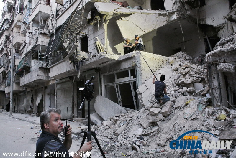 叙利亚三年内战民不聊生 民众苦中作乐废墟中拍喜剧