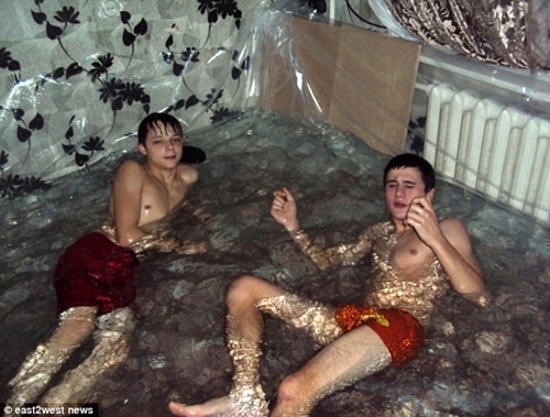 俄罗斯“熊孩子”将自家客厅变成“室内游泳池”（图）