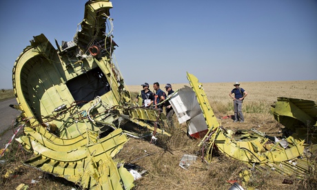 马航MH17首支国际调查队抵达坠机现场