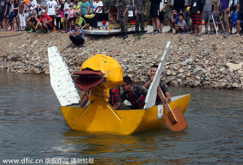 韩国举办趣味划船比赛 奇葩造型搞怪无极限