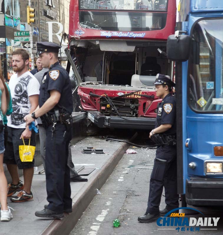 纽约时代广场两辆双层观光巴士相撞 约13人受伤