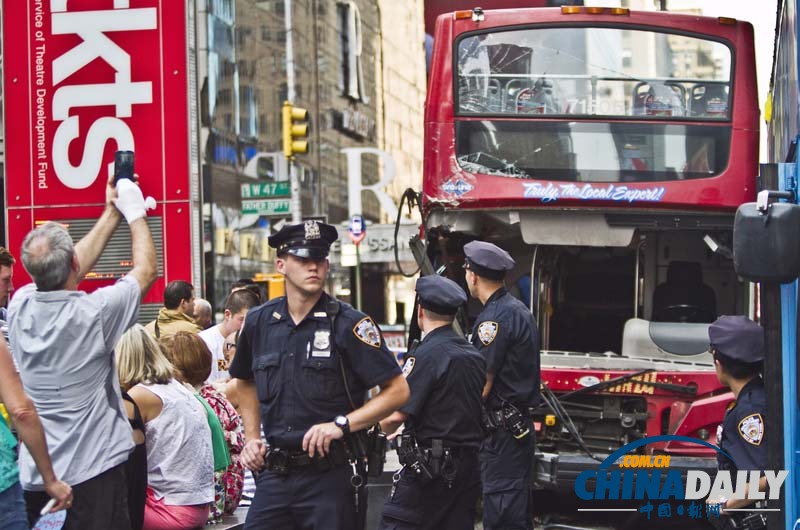 纽约时代广场两辆双层观光巴士相撞 约13人受伤