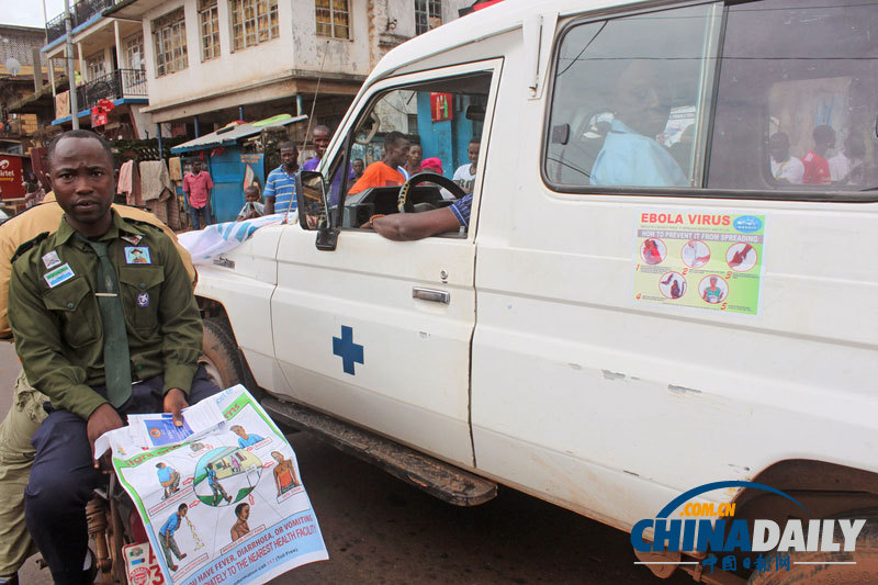 塞拉利昂警察街头宣传埃博拉病毒知识