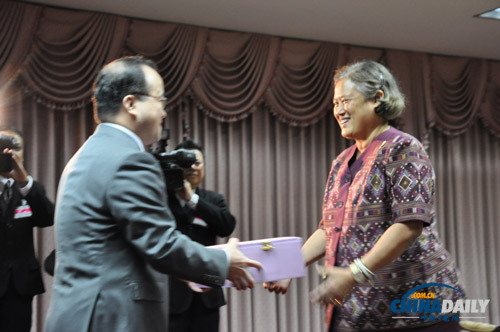 泰国诗琳通公主会见中国大使代办 向云南灾区捐款