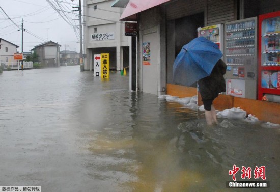 台风“夏浪”横扫日本西部 城市变“泽国”(图)