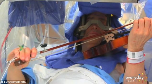 美国小提琴手边接受脑部手术时边演奏