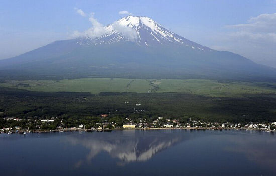日本富士山戴上“白色斗笠”