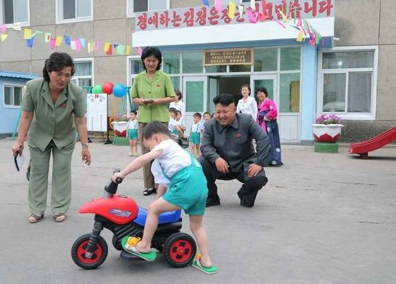 朝媒公布金正恩与男孩聊天有趣内容 展现亲民一面
