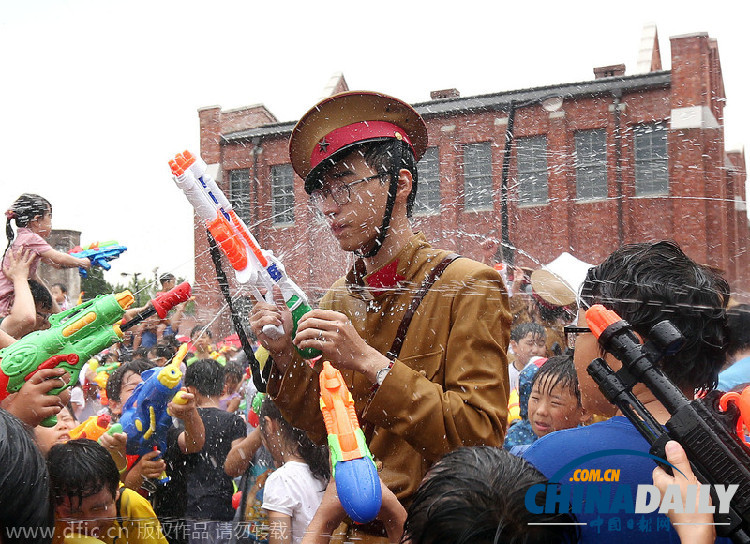 韩国庆祝光复节 “童子军”用水枪击败“日本鬼子”