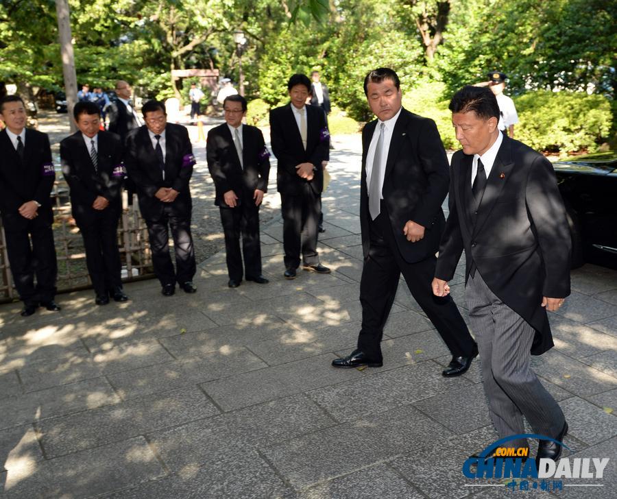 日本两名内阁成员参拜靖国神社 安倍献祭祀费