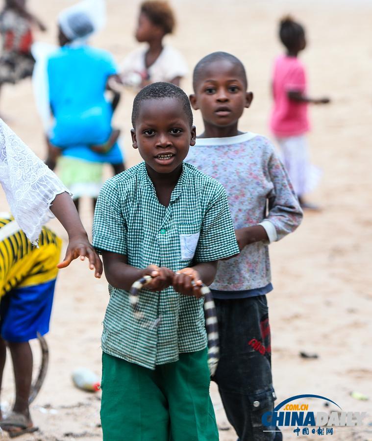 埃博拉疫区的童真面孔