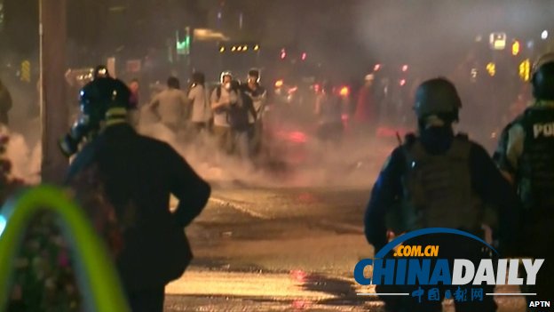150名密苏里示威者无视宵禁 警方发烟雾弹驱散
