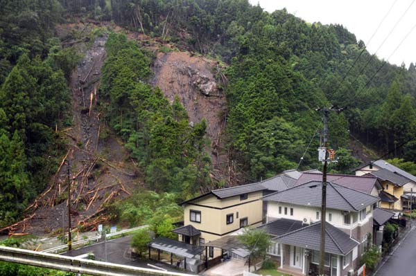 日本广岛山体滑坡造成至少4人死亡 多人失踪