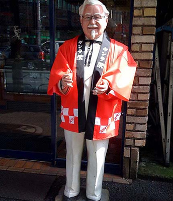 日本肯德基山德士像今起穿上标明鸡肉产地的围裙