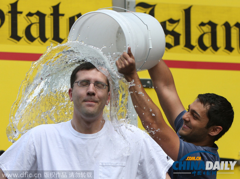 ALS冰桶挑战风靡全球 国内外名人齐湿身
