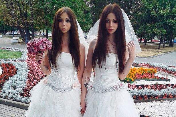 俄罗斯双性人高调完婚 新郎新娘同穿婚纱