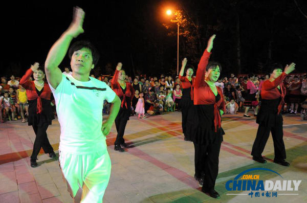 美媒：中国老人爱跳广场舞唱老歌 锻炼社交两不误