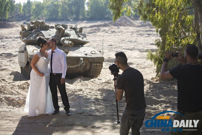 加沙地带实现停火 以色列士兵为新人拍婚照下棋超悠闲