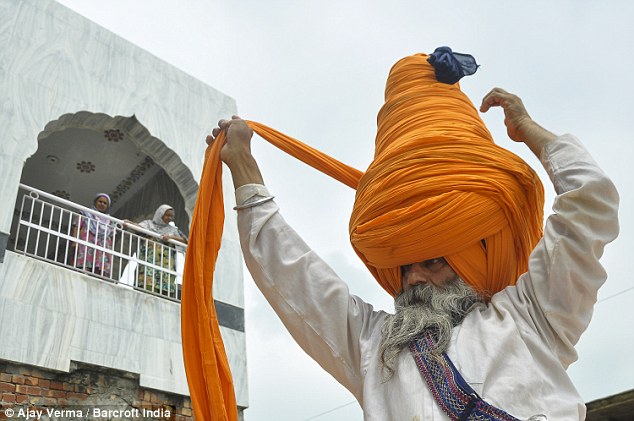 印度锡克教徒戴世界最大头巾 重45公斤花6小时戴完