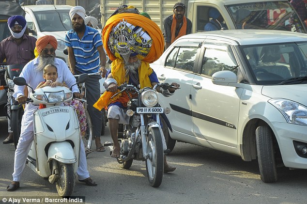 印度男子戴世界最大头巾 重45公斤6小时戴完