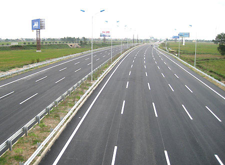 越南最长高速公路路面铺设工程完工
