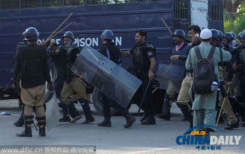 巴基斯坦抗议者冲击总理府 300余人伤