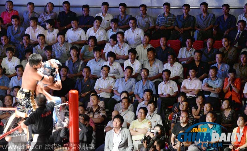 朝鲜时隔20年办职业摔跤赛 美女观众拍照叫好