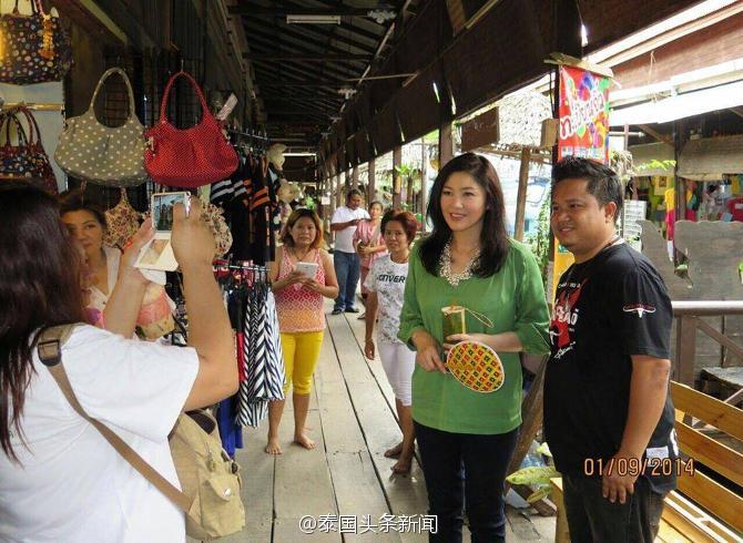 泰国前总理英拉现身旅游景点 与游客合影气色好