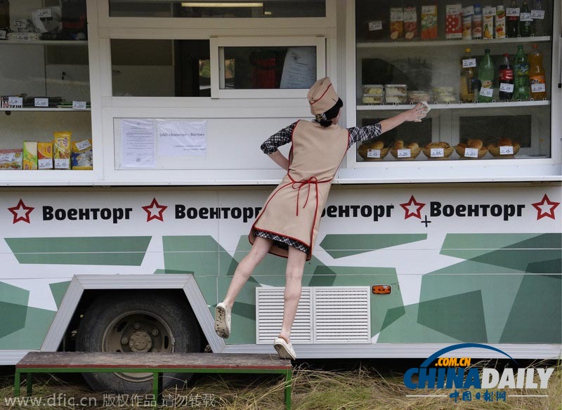 俄罗斯军队举行后勤演习 烤面包缝衣服样样在行