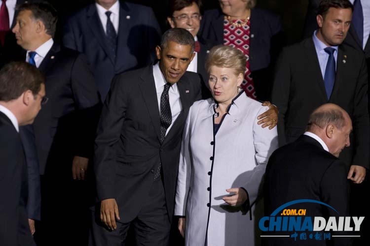 北约峰会全家福 奥巴马紧搂立陶宛女总统