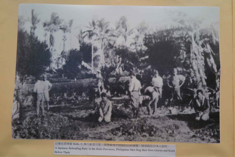 日军在菲律宾iloilo市,举行斩首示众,菲律宾男子挖掘自己的坟墓,接着