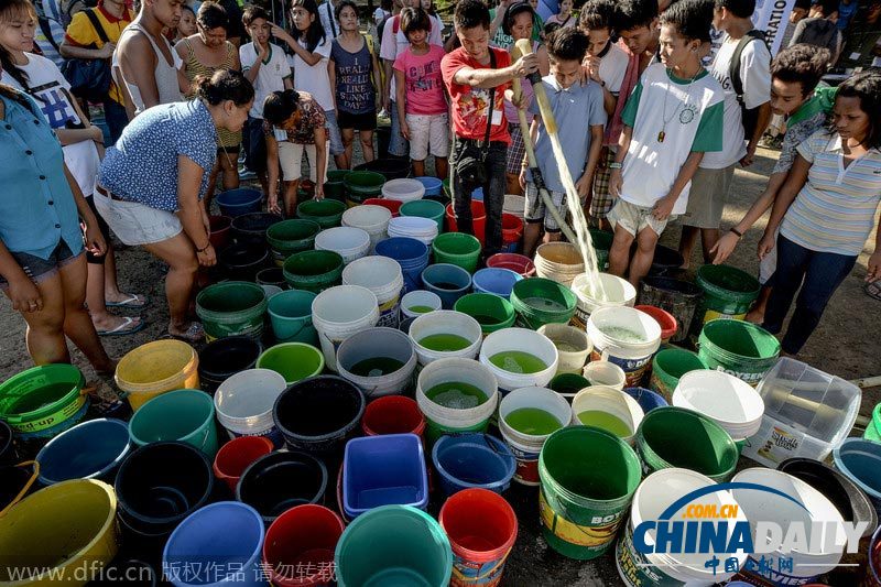 菲律宾两百余人集体参与冰桶挑战 场面震撼