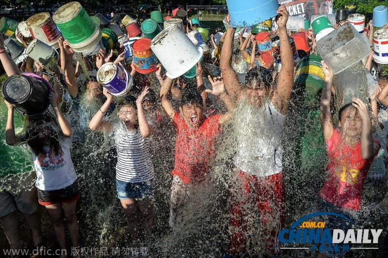 菲律宾两百余人集体参与冰桶挑战 场面震撼