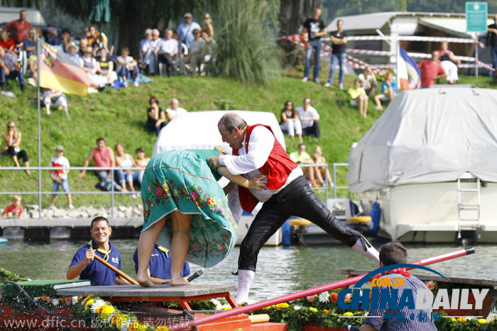 德国举办渔夫竞技赛 渔民站船头互刺