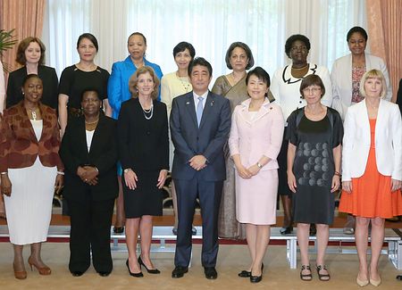 安倍邀请14位女大使共进午餐 大谈女性经济学