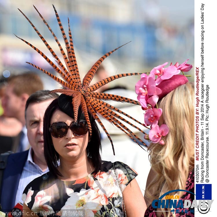 英国一赛马场内庆祝女士节 名媛“帽”美如花争奇斗艳