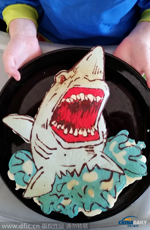 老爸为儿子制作卡通煎饼 将“大白鲨”吃下肚