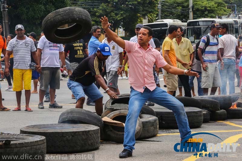 巴西小贩被禁街头贩卖 焚烧轮胎封路抗议